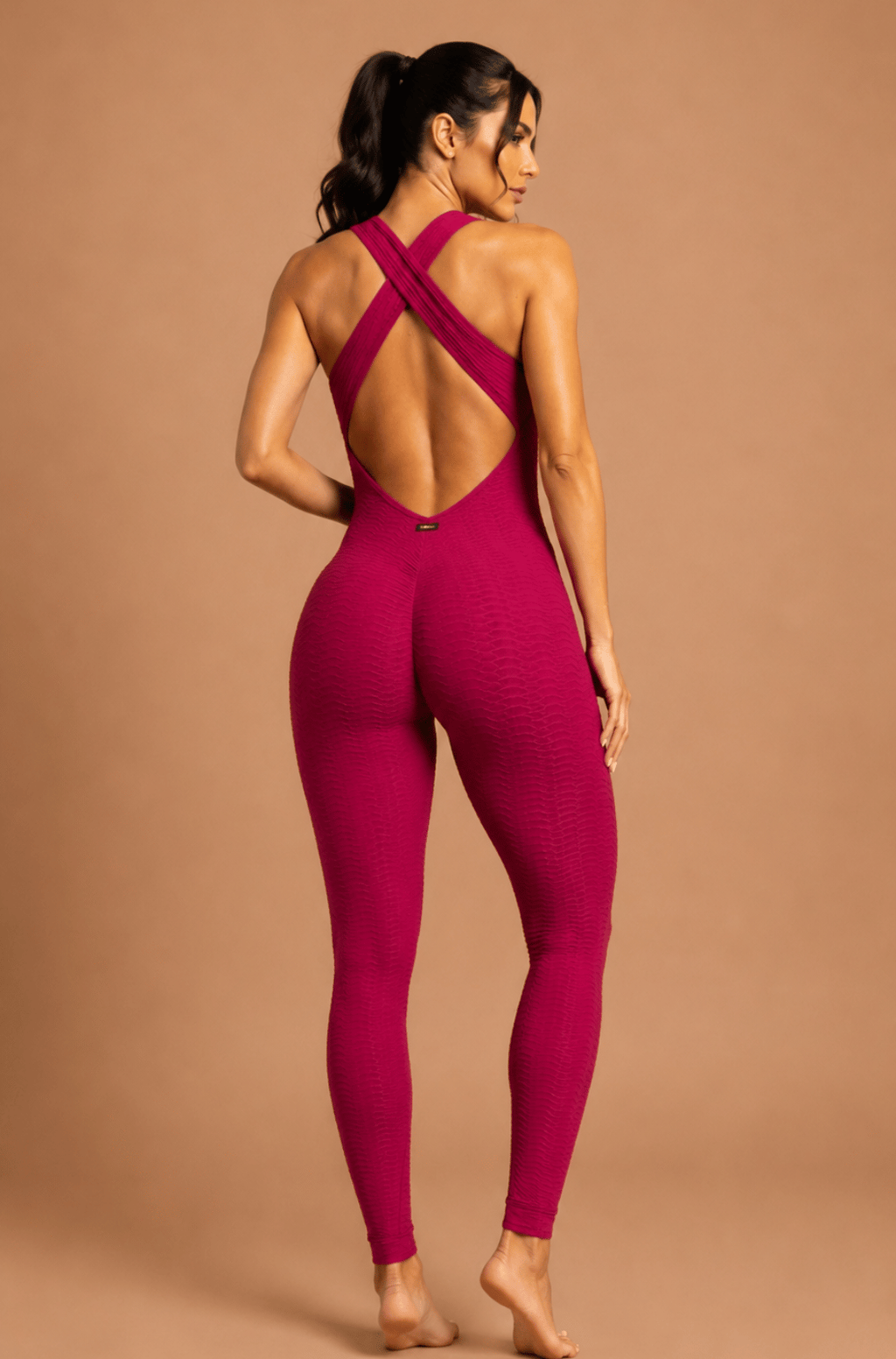 Macacão empina bumbum jacquard brocado cereja