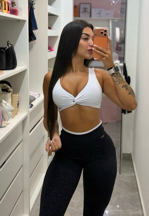 cliente CONTT.s usando moda fitness